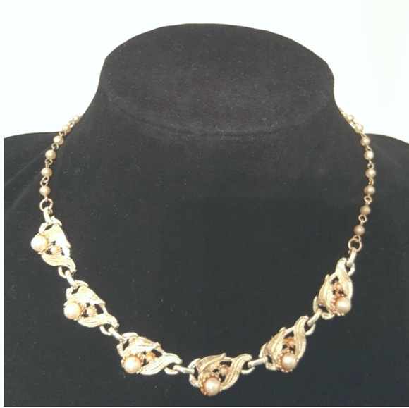 Vintage 17" faux pearls gold tone choker. - Picture 6 of 7